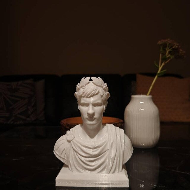 Bust in stil imparat roman, recenzie