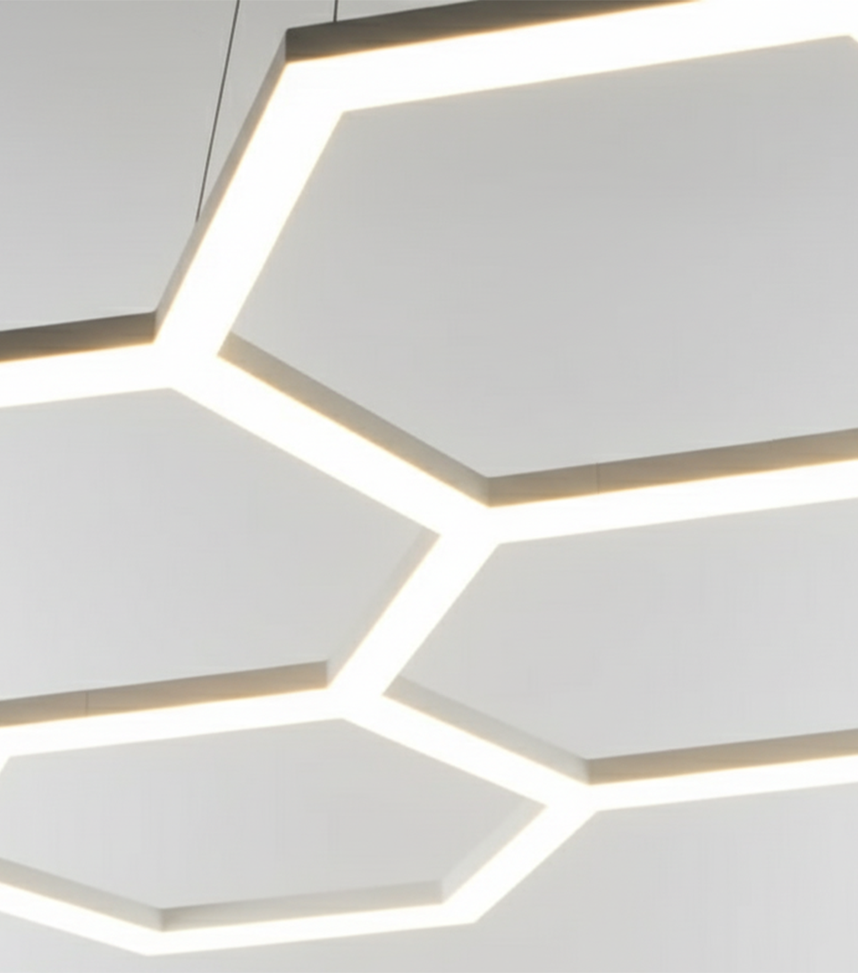 Plafonieră LED Hexagonală Modernă - Iluminat Modular Geometric - Decor Contemporan pentru Garaj