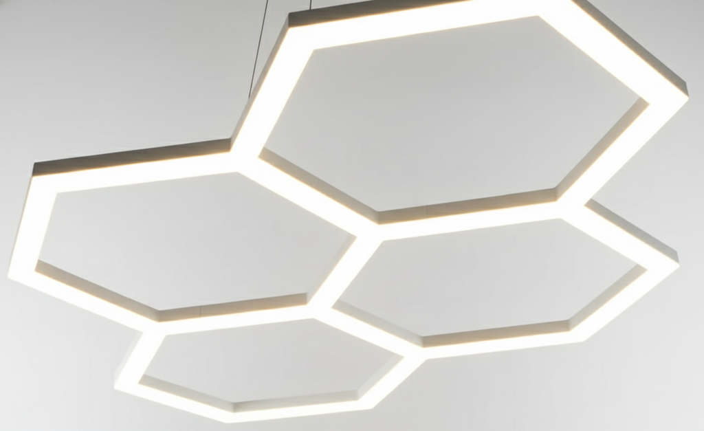 Plafonieră LED Hexagonală Modernă - Iluminat Modular Geometric - Decor Contemporan pentru Garaj